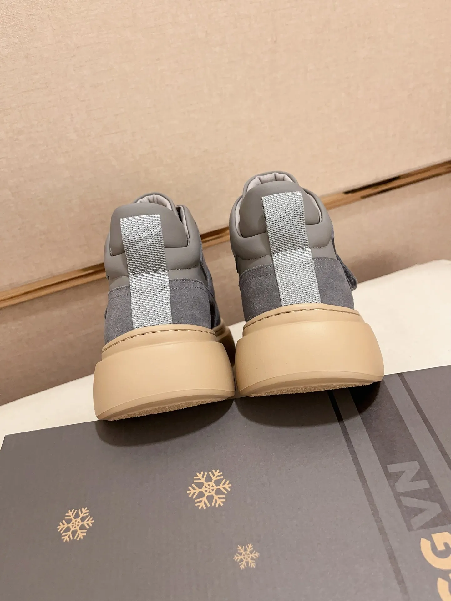 Factory Price: 380 Men's Men's Shoes💰North American Men's Shoes Ugg ☃️In the special sale of new high-quality men's shoes and snow boots in autumn and winter, the nemesis of extreme cold weather! Made of cowhide leather, merino wool lining, and original outsole, whether driving, outdoor or daily wear, there is always one that suits you! Code number 39-44